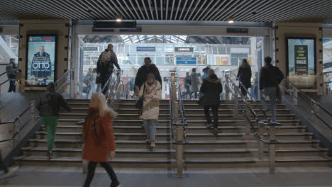 Escaleras-Que-Conducen-A-La-Explanada-De-Londres-Liverpool-Street,-Estación-De-Tren-Del-Reino-Unido-Con-Viajeros