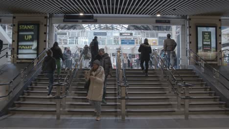 Treppen,-Die-Mit-Pendlern-Zur-Halle-Des-Bahnhofs-London-Liverpool-Street-Uk-Führen