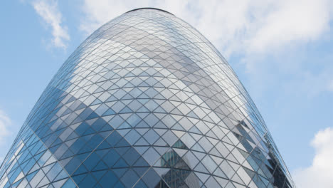 Außenansicht-Des-Modernen-Bürogebäudes-Gherkin-In-Der-City-Of-London,-Großbritannien