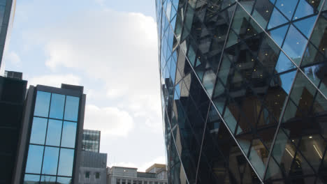 Nahaufnahme-Des-Äußeren-Des-Modernen-Bürogebäudes-Gherkin-In-Der-City-Of-London,-Großbritannien