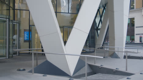 Entrance-And-Reception-Area-Of-Modern-Office-Building-In-City-Of-London-UK