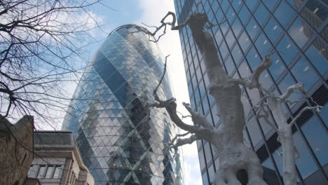 Außenansicht-Des-Modernen-Bürogebäudes-Gherkin-In-Der-City-Of-London,-Großbritannien,-Mit-Skulpturen-Im-Vordergrund