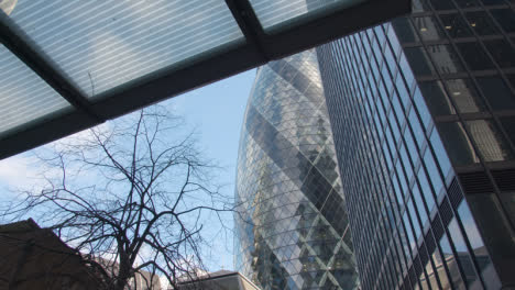 Außenansicht-Des-Modernen-Bürogebäudes-Gherkin-In-City-Of-London,-Großbritannien-2