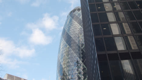 Außenansicht-Des-Modernen-Bürogebäudes-Gherkin-In-City-Of-London,-Großbritannien-3