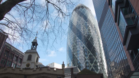Außenansicht-Des-Modernen-Bürogebäudes-Gherkin-In-Der-City-Of-London,-Großbritannien-4