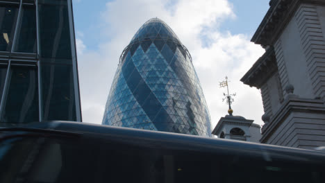Außenansicht-Des-Modernen-Bürogebäudes-Gherkin-In-City-Of-London,-Großbritannien-7