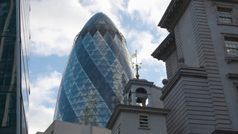 Außenansicht-Des-Modernen-Bürogebäudes-Gherkin-In-City-Of-London,-Großbritannien-8