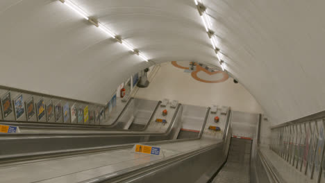 Escaleras-Mecánicas-Vacías-En-La-Estación-De-Metro-De-Londres,-Reino-Unido
