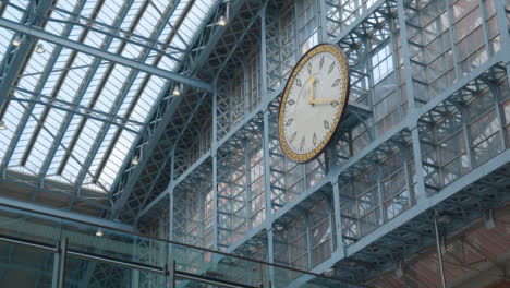 Nahaufnahme-Der-Uhr-Auf-Der-Bahnhofshalle-Des-Bahnhofs-St.-Pancras-In-London,-Vereinigtes-Königreich