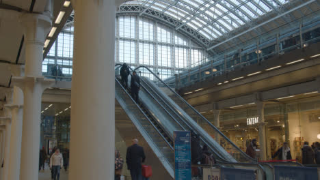 Escaleras-Mecánicas-Y-Vestíbulo-En-La-Estación-De-Tren-De-St-Pancras-En-Londres,-Reino-Unido-Con-Viajeros-1