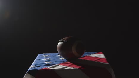 Low-Key-Lighting-Studioaufnahme-Des-American-Football-Auf-Der-Stars-And-Stripes-Flagge-1