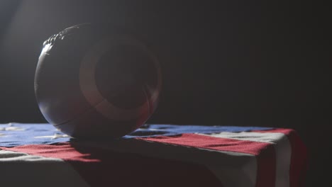 Low-Key-Lighting-Studioaufnahme-Des-American-Football-Auf-Der-Stars-And-Stripes-Flagge-5