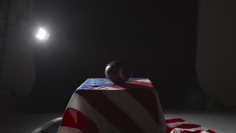 Low-Key-Lighting-Studioaufnahme-Des-American-Football-Auf-Der-Stars-And-Stripes-Flagge-6