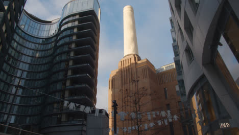 Vista-Del-Desarrollo-De-La-Central-Eléctrica-De-Battersea-En-Londres-Reino-Unido-A-Través-De-Apartamentos-De-Lujo-8