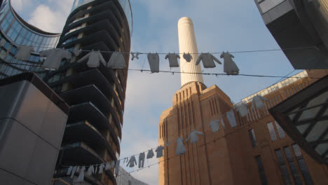 Blick-Auf-Die-Entwicklung-Des-Kraftwerks-Battersea-In-London-Uk-Durch-Luxuswohnungen-Mit-Kunstinstallation