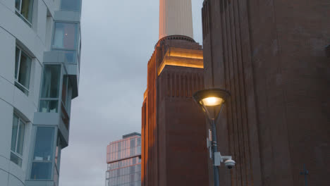 Battersea-Power-Station-Entwicklung-Mit-Luxuswohnungen-In-London-Uk-In-Der-Dämmerung-2