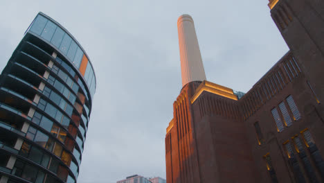 Battersea-Power-Station-Entwicklung-Mit-Luxuswohnungen-In-London-Uk-In-Der-Dämmerung-3