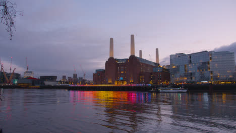 Blick-über-Die-Themse-Auf-Die-Battersea-Kraftwerksentwicklung-In-London,-Großbritannien,-In-Der-Abenddämmerung
