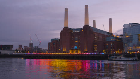 Blick-über-Die-Themse-Auf-Die-Entwicklung-Des-Kraftwerks-Battersea-In-London,-Großbritannien,-In-Der-Abenddämmerung-1