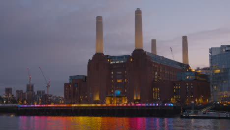 Blick-über-Die-Themse-Auf-Die-Entwicklung-Des-Kraftwerks-Battersea-In-London,-Großbritannien,-In-Der-Abenddämmerung-3