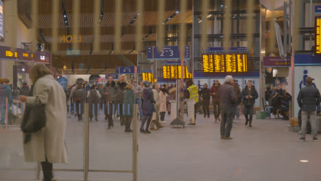 Busy-Concourse-Of-London-Bridge-Rail-Station-In-London-UK-