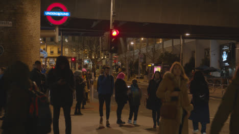 Entrada-A-La-Estación-De-Metro-De-London-Bridge,-Reino-Unido,-Llena-De-Gente-Por-La-Noche