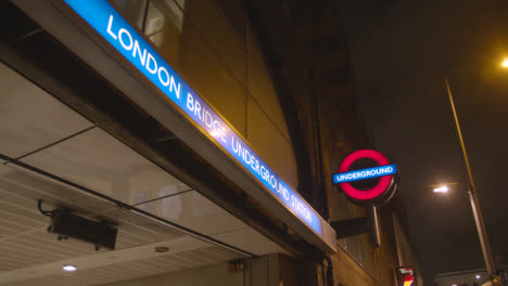 Cerca-De-La-Entrada-A-La-Estación-De-Metro-De-London-Bridge,-Reino-Unido