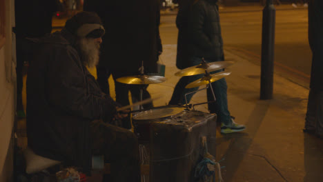 Straßenkünstler-Oder-Obdachloser,-Der-Nachts-Trommeln-In-London-Bridge-Area-Uk-Spielt