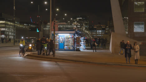Pedestrians-And-Traffic-In-London-Bridge-Area-UK-At-Night-2