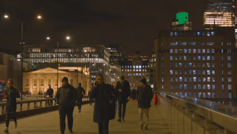 London-Bridge-Mit-Skyline-Moderner-Bürogebäude-In-Der-Stadt-London-Uk-Bei-Nacht