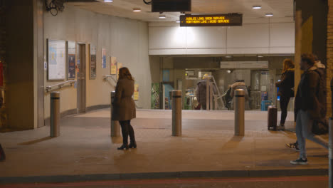 Bus-Mit-Passagieren-Vor-Dem-Bahnhof-London-Bridge-Bei-Nacht