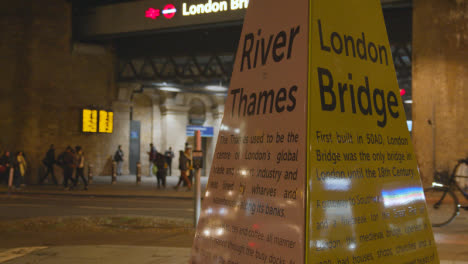 Eingang-Zum-Bahnhof-London-Bridge-Mit-Touristischen-Informationen-Bei-Nacht