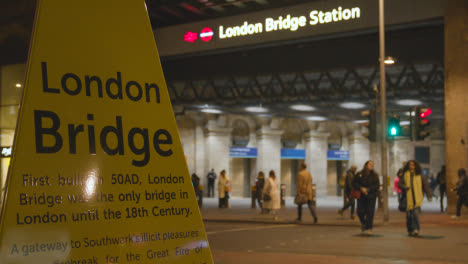 Eingang-Zum-Bahnhof-London-Bridge-Mit-Touristeninformation-Bei-Nacht-1