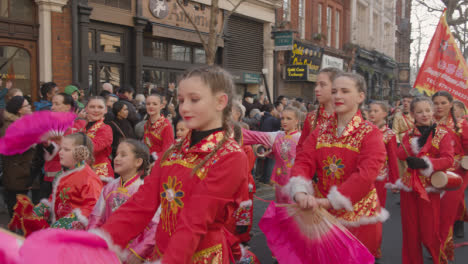 Tänzer-In-Der-Parade-Rund-Um-Den-Trafalgar-Square-In-London-Uk-Im-Jahr-2023,-Um-Das-Chinesische-Neujahr-Zu-Feiern
