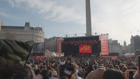 Trafalgar-Square-En-Londres-Reino-Unido-Con-Multitudes-Celebrando-El-Año-Nuevo-Chino-2023-Con-Bailarines-De-Leones-En-El-Escenario-2