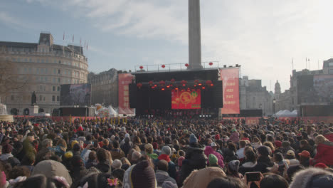 Trafalgar-Square-En-Londres-Reino-Unido-Con-Multitudes-Celebrando-El-Año-Nuevo-Chino-2023-Con-Bailarines-De-Leones-En-El-Escenario-3