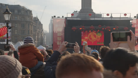Trafalgar-Square-En-Londres-Reino-Unido-Con-Multitudes-Celebrando-El-Año-Nuevo-Chino-2023-Con-Bailarines-De-Leones-En-El-Escenario-4