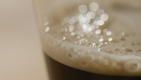 Cerca-De-Una-Pinta-De-Cerveza-Negra-Irlandesa-En-Vidrio-Para-Celebrar-El-Día-De-San-Patricio