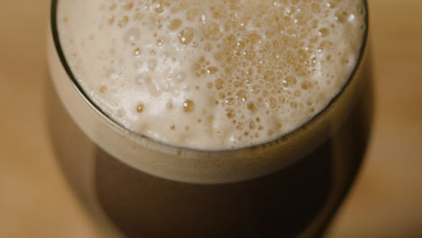 Cerca-De-Una-Pinta-De-Cerveza-Negra-Irlandesa-En-Vidrio-Para-Celebrar-El-Día-De-San-Patricio-5