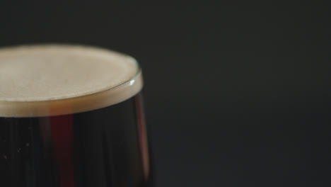 Cerca-De-Una-Pinta-De-Cerveza-Negra-Irlandesa-En-Vidrio-Para-Celebrar-El-Día-De-San-Patricio-7