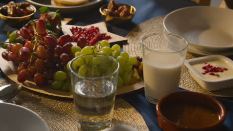 Muslimischer-Familientisch-Zu-Hause,-Gedeckt-Für-Das-Iftar-Essen,-Das-Tägliche-Fastenbrechen-Während-Ramadan-3