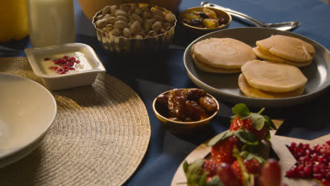 Muslimischer-Familientisch-Zu-Hause,-Gedeckt-Für-Das-Iftar-Essen,-Das-Tägliche-Fastenbrechen-Während-Ramadan-4