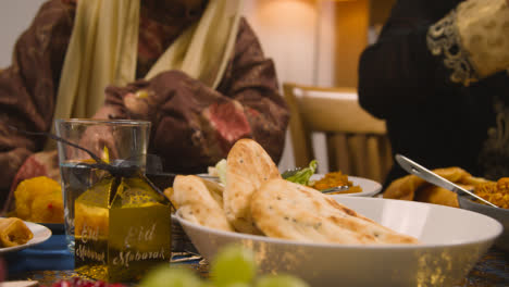 Muslimische-Mutter-Und-Tochter-Essen-Zu-Hause-Am-Tisch-Und-Feiern-Eid