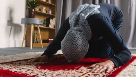 Mujer-Musulmana-Usando-Hiyab-En-Casa-Arrodillada-En-La-Alfombra-De-Oración-Y-Rezando-2