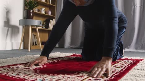 Muslimische-Frau-Trägt-Hijab-Zu-Hause,-Kniet-Auf-Gebetsmatte-Und-Betet-2