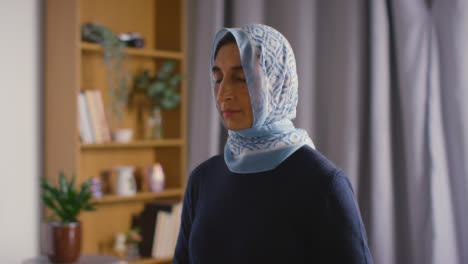Muslimische-Frau-Trägt-Hijab-Und-Betet-Zu-Hause-Mit-Gebetsperlen
