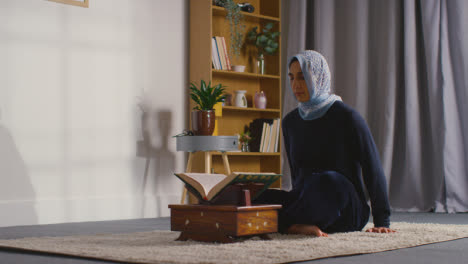 Muslimische-Frau-Sitzt-Zu-Hause-Und-Rezitiert-Aus-Dem-Koran