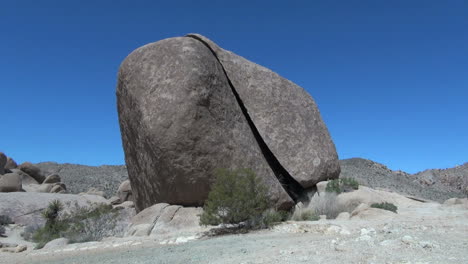 Joshua-Tree-National-Park-California-split-rock