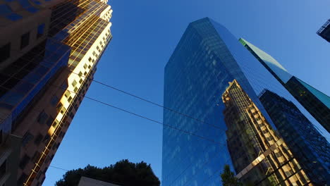 San-Francisco-Kalifornien-Mit-Blick-Auf-Die-Spitzen-Von-Hohen-Gebäuden