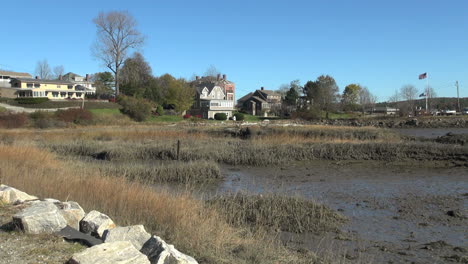 Maine-mudflat-and-sea-captains'-houses-Wiscasset